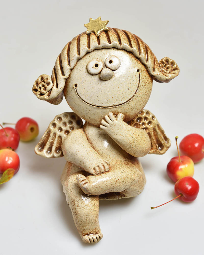 Keramický sedící andílek se zlatou hvězdou