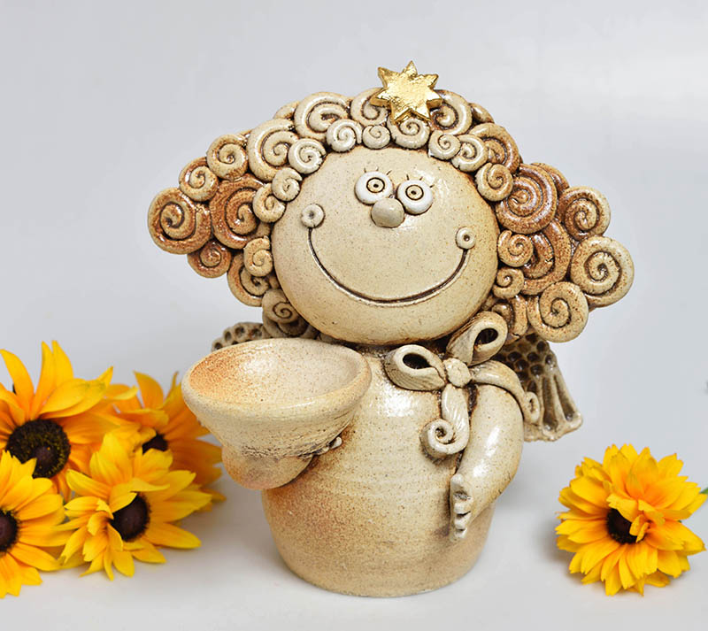 Keramický anděl se zlatou hvězdou na svíčku