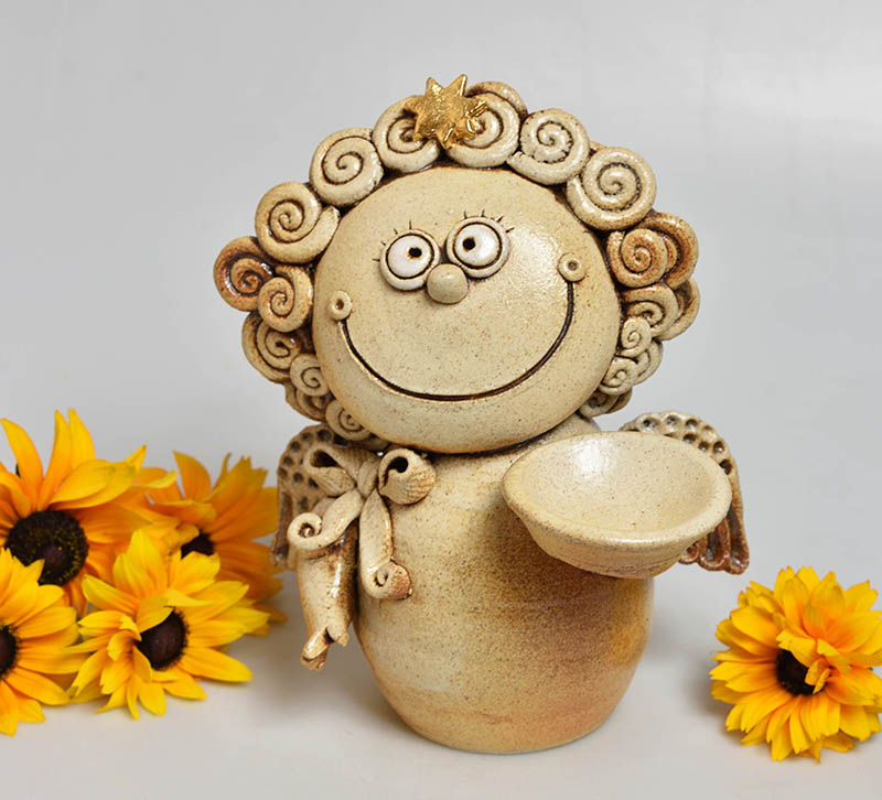 Keramický anděl se zlatou hvězdou na svíčku