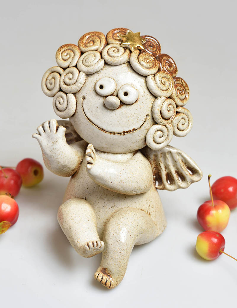 Keramický sedící andílek se zlatou hvězdou pověšení