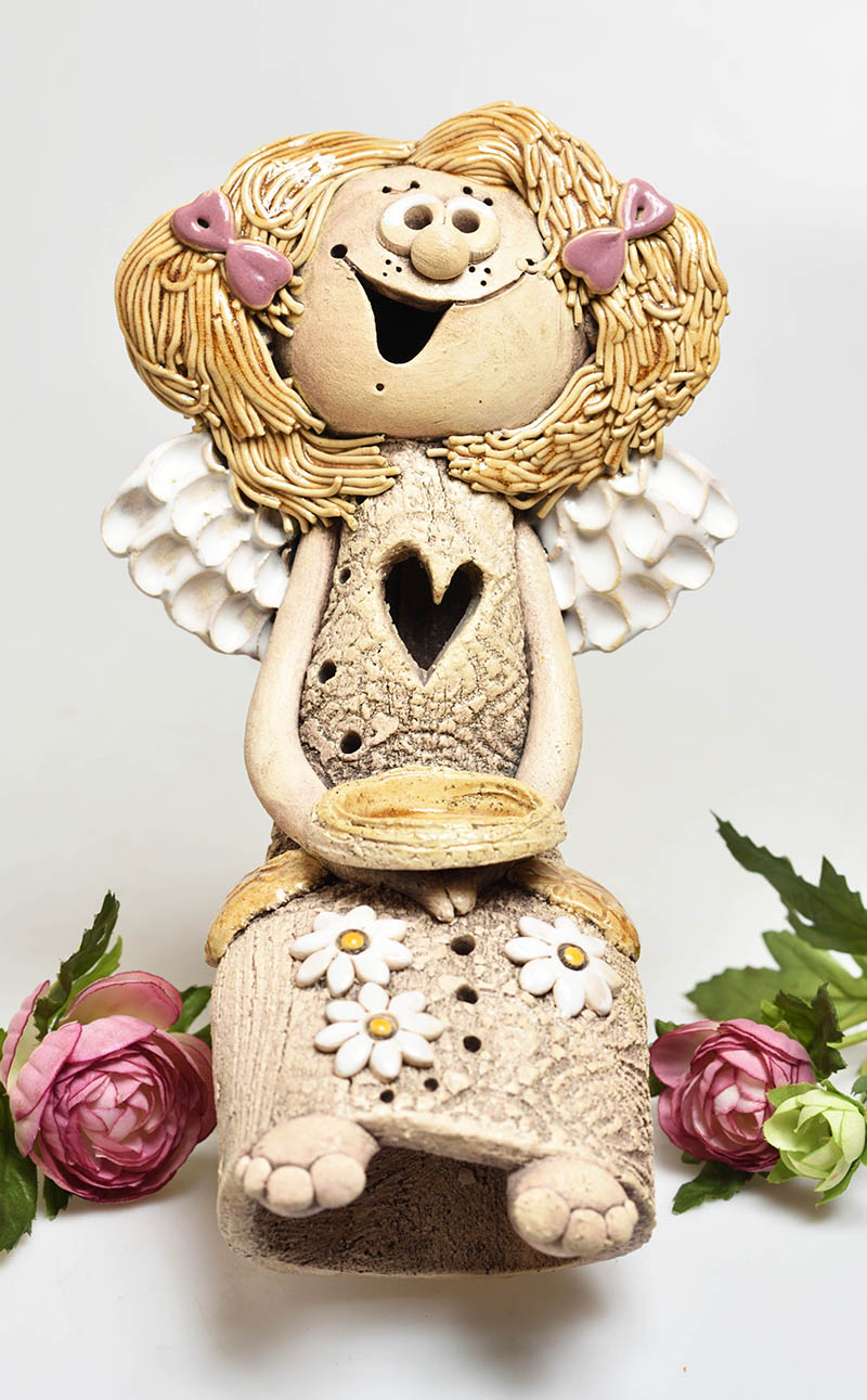 Keramický anděl sedící se srdíčkem na svíčku