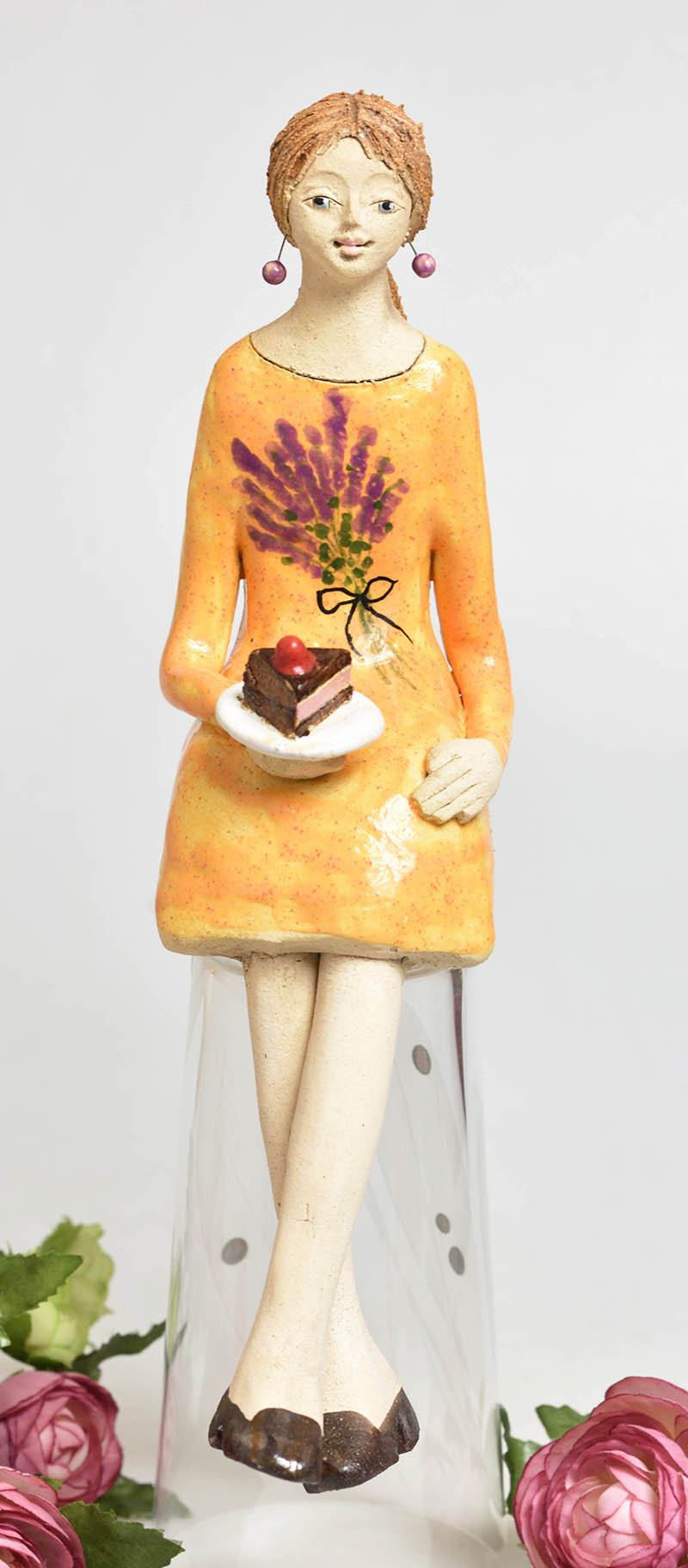 Keramická soška sedící dívky - žluté šaty 