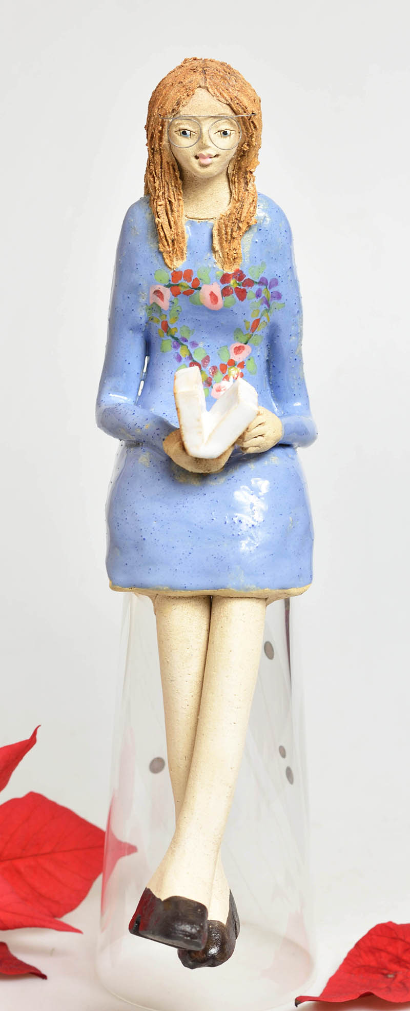 Keramická soška sedící dívky - modré šaty 