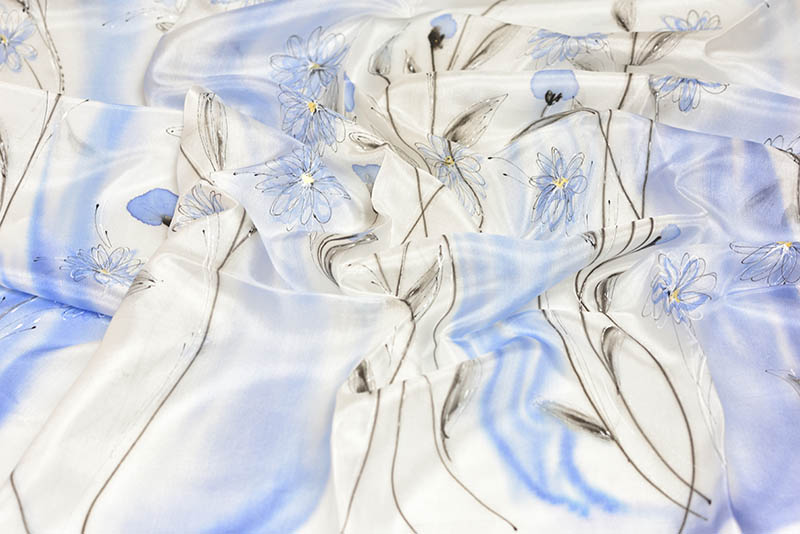 Hedvábný šátek 75 x 75 cm - bílomodrý