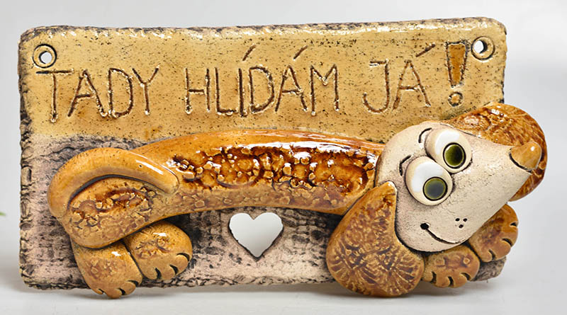 Keramická cedulka s pejskem " Tady hlídám já "