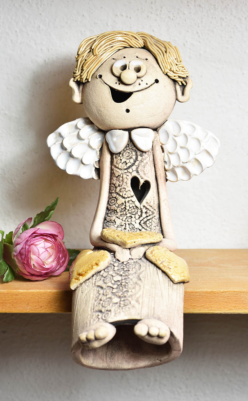 Keramický anděl sedící se srdíčkem kluk