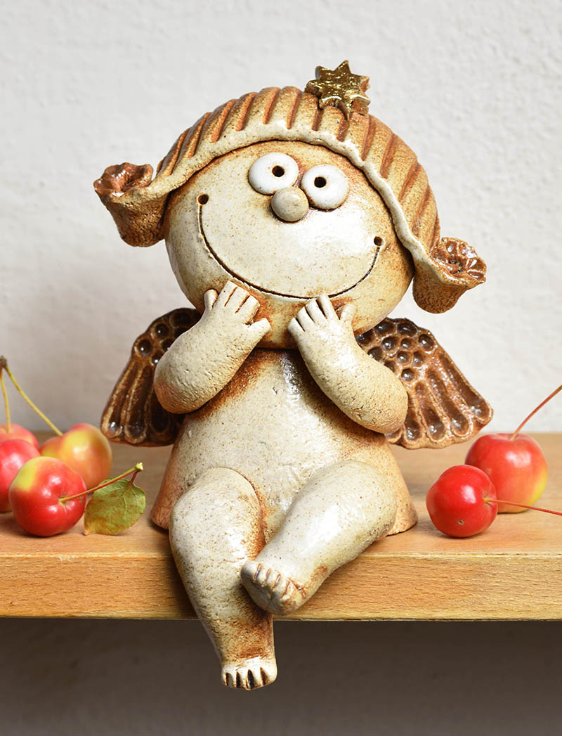 Keramický sedící andílek se zlatou hvězdou