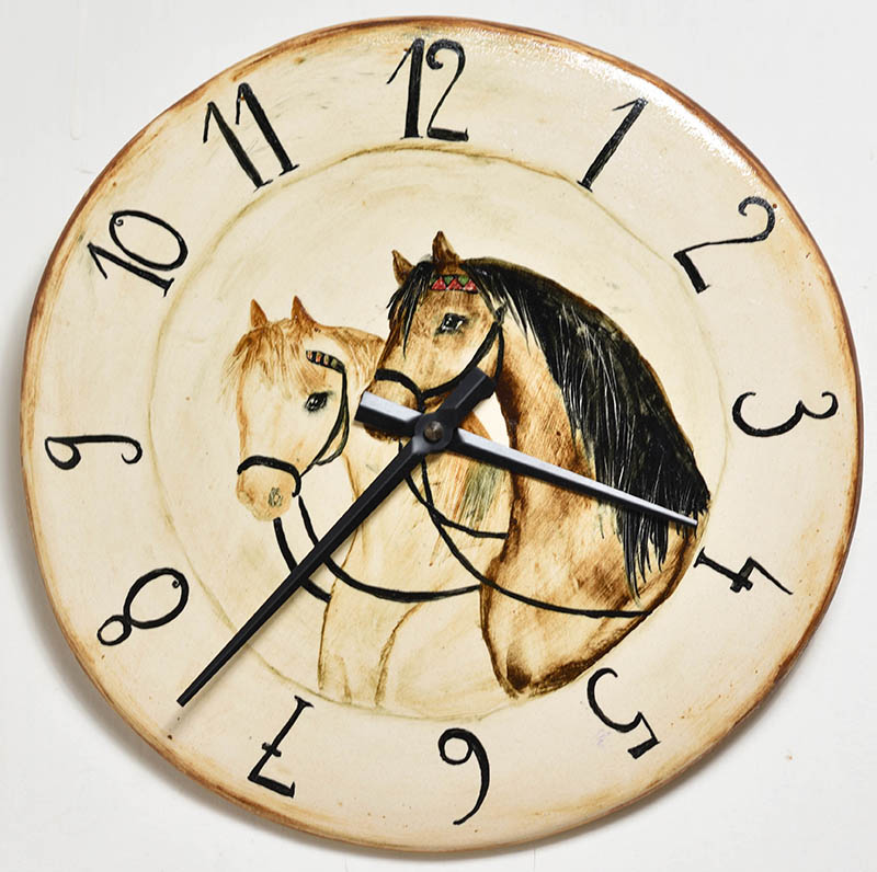 Keramické nástěnné hodiny s koníky