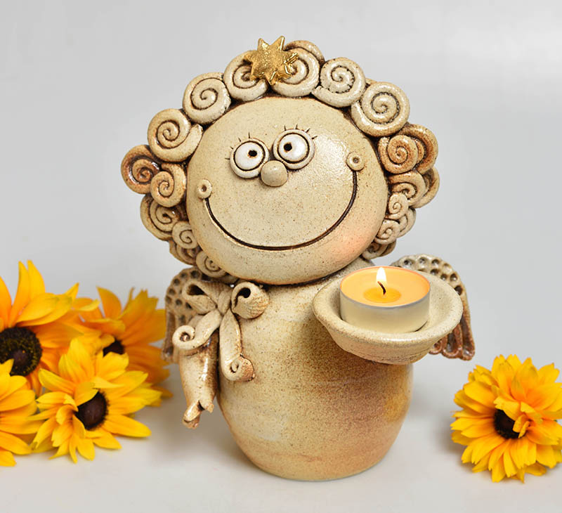 Keramický anděl se zlatou hvězdou na svíčku