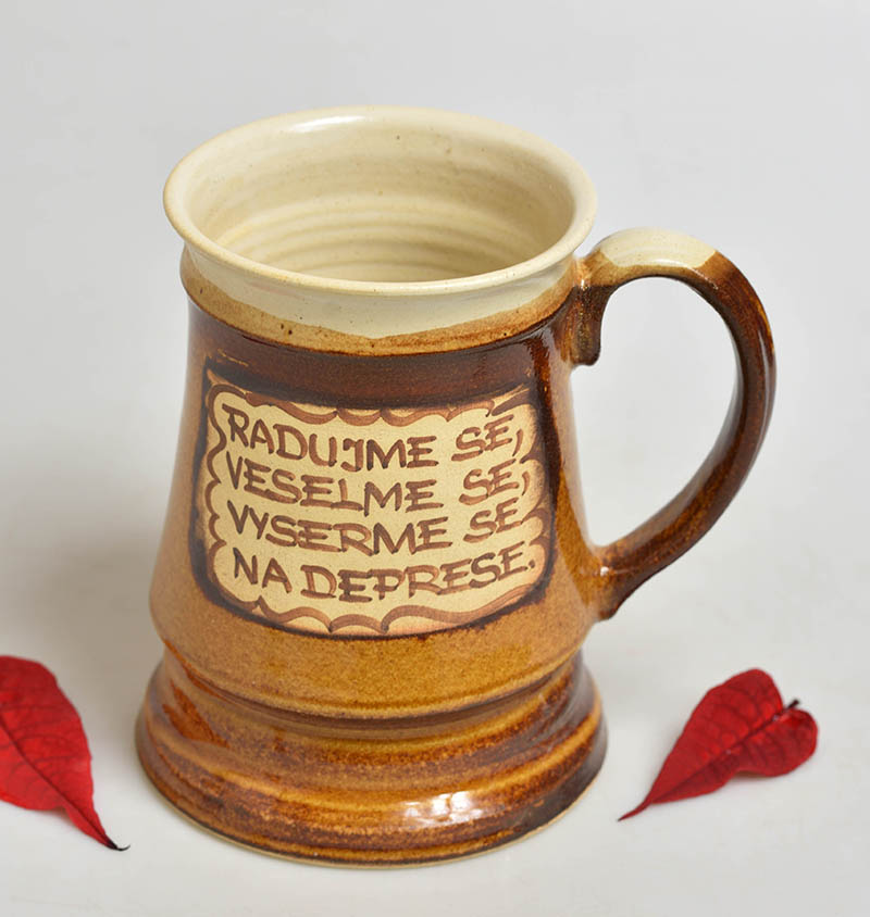Keramický korbel s nápisem " Radujme se, veselme se........" - 0,75l 