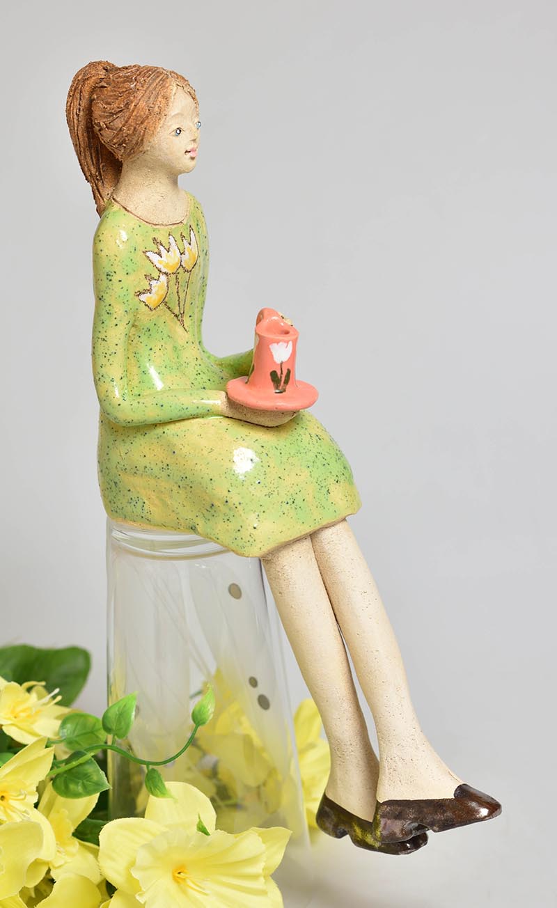Keramická soška sedící dívky - zelené šaty s tulipány