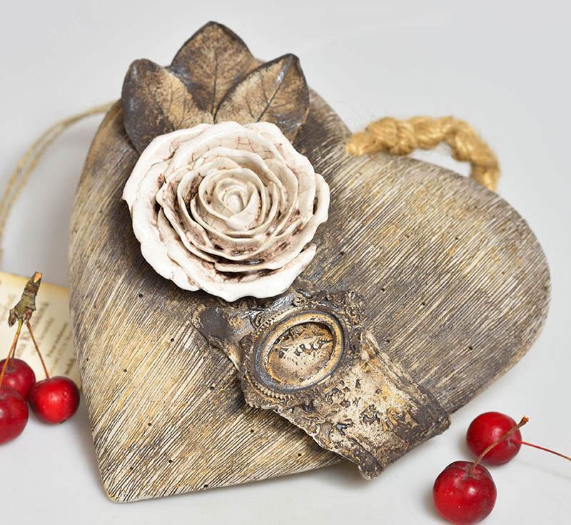 Keramické srdce s bílou růží a dekorací