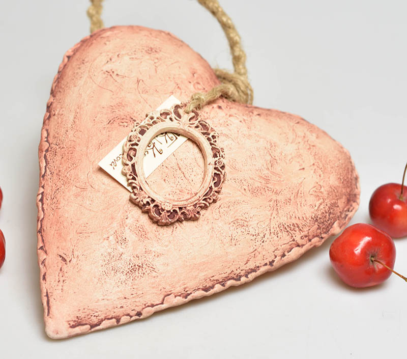 Keramické srdce s ozdobou