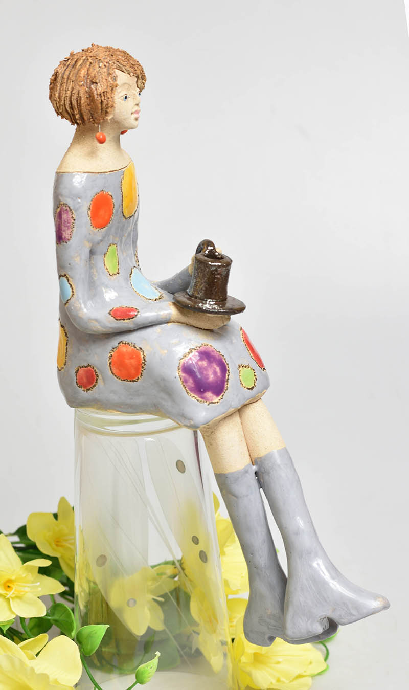 Keramická soška sedící dívky - puntíkové šaty
