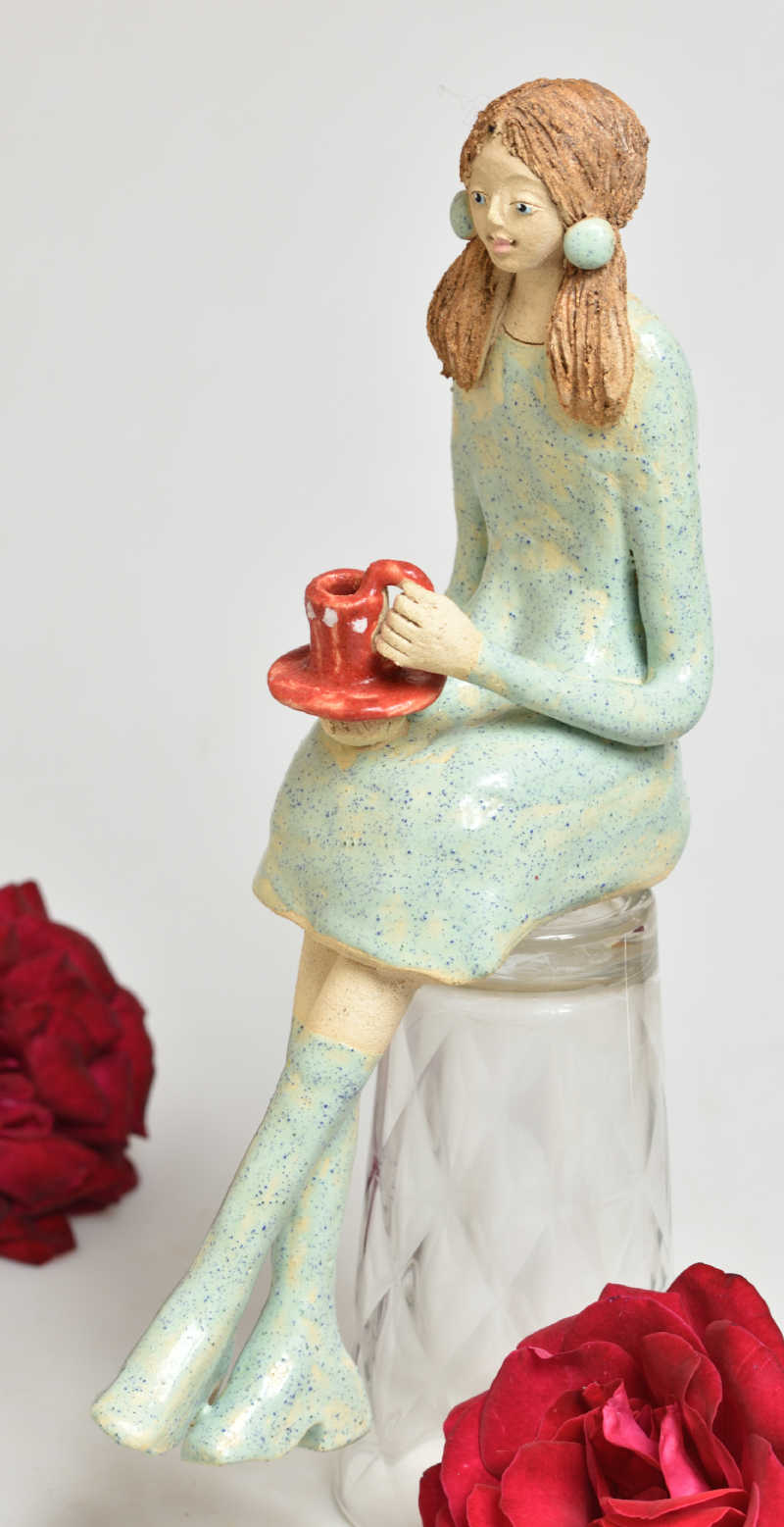 Keramická soška sedící dívky - tyrkysové šaty