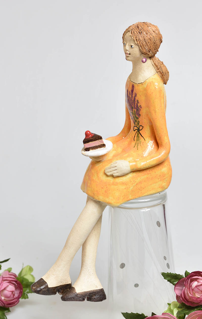 Keramická soška sedící dívky - žluté šaty 