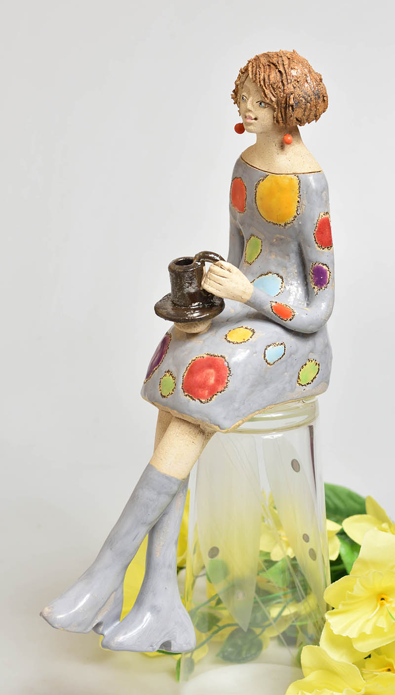 Keramická soška sedící dívky - puntíkové šaty