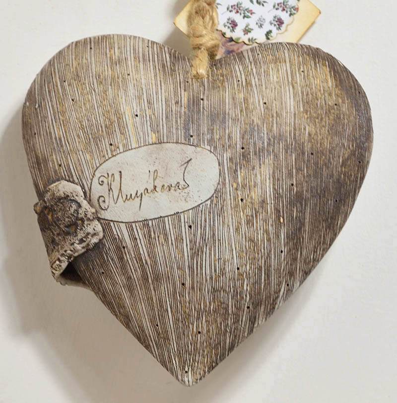 Keramické srdce s bílou růží a dekorací